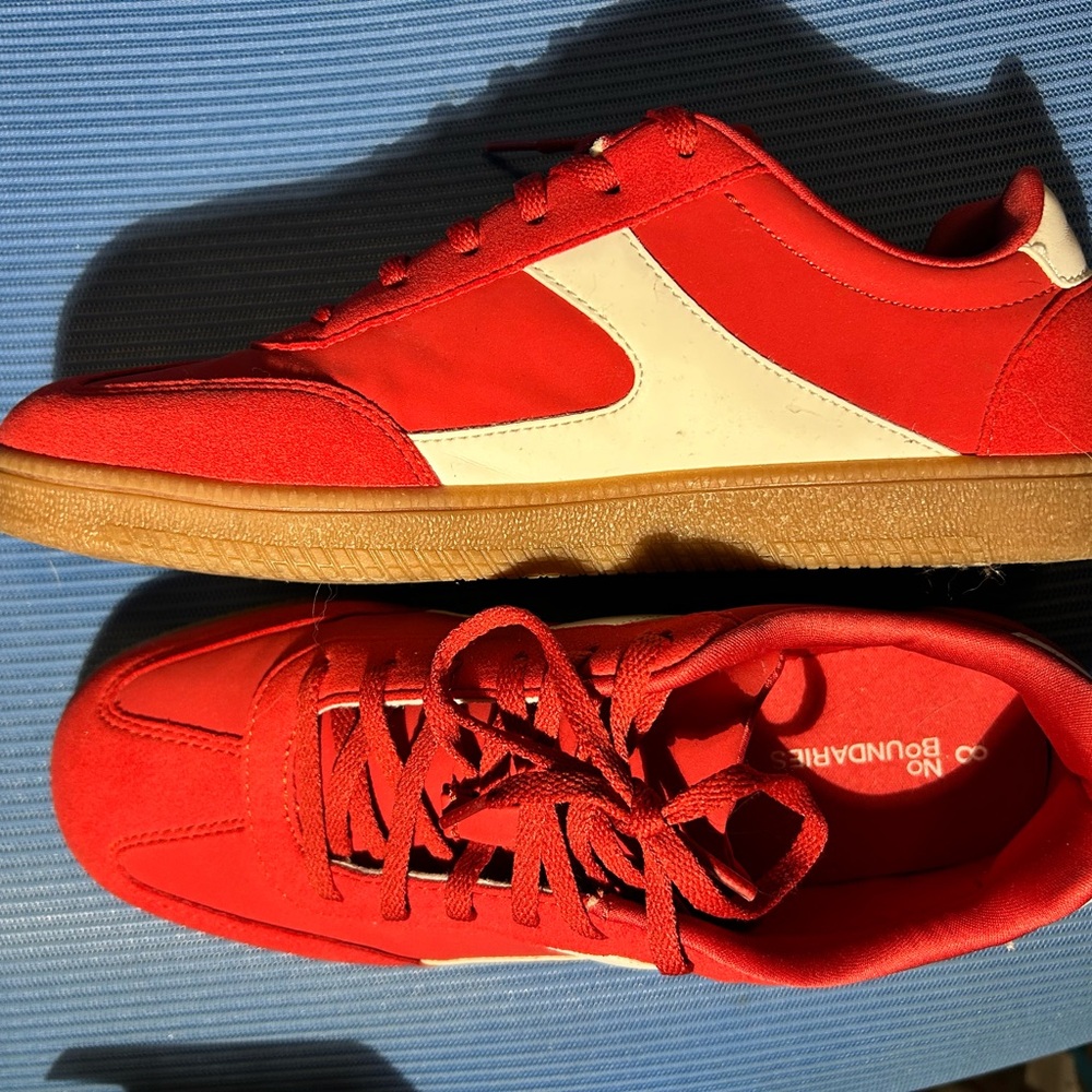No Boundaries Red casual Sneakers size 8 gum sole